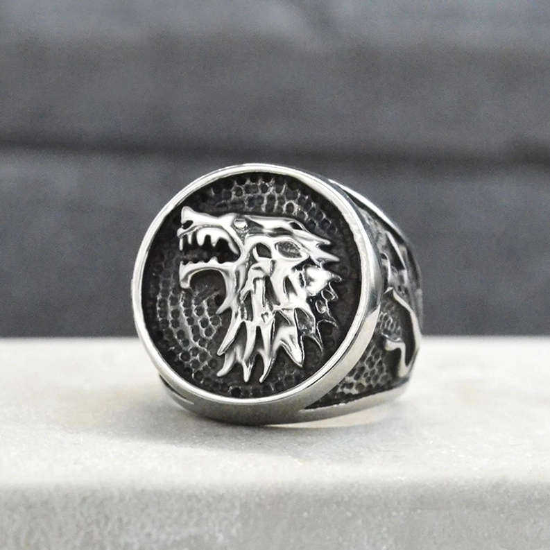Wikinger Wolf Signet Ring Seitenansicht polierter Edelstahl gehämmert Bandring Profil Nordic