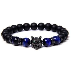 Wolf-Charm Stretch-Armband mit schwarzem Onyx und blauem Tiger-Auge-Stein mit Metallspacern, gotische Ästhetik Detail-Ansicht, eleganter Schmuckdesign