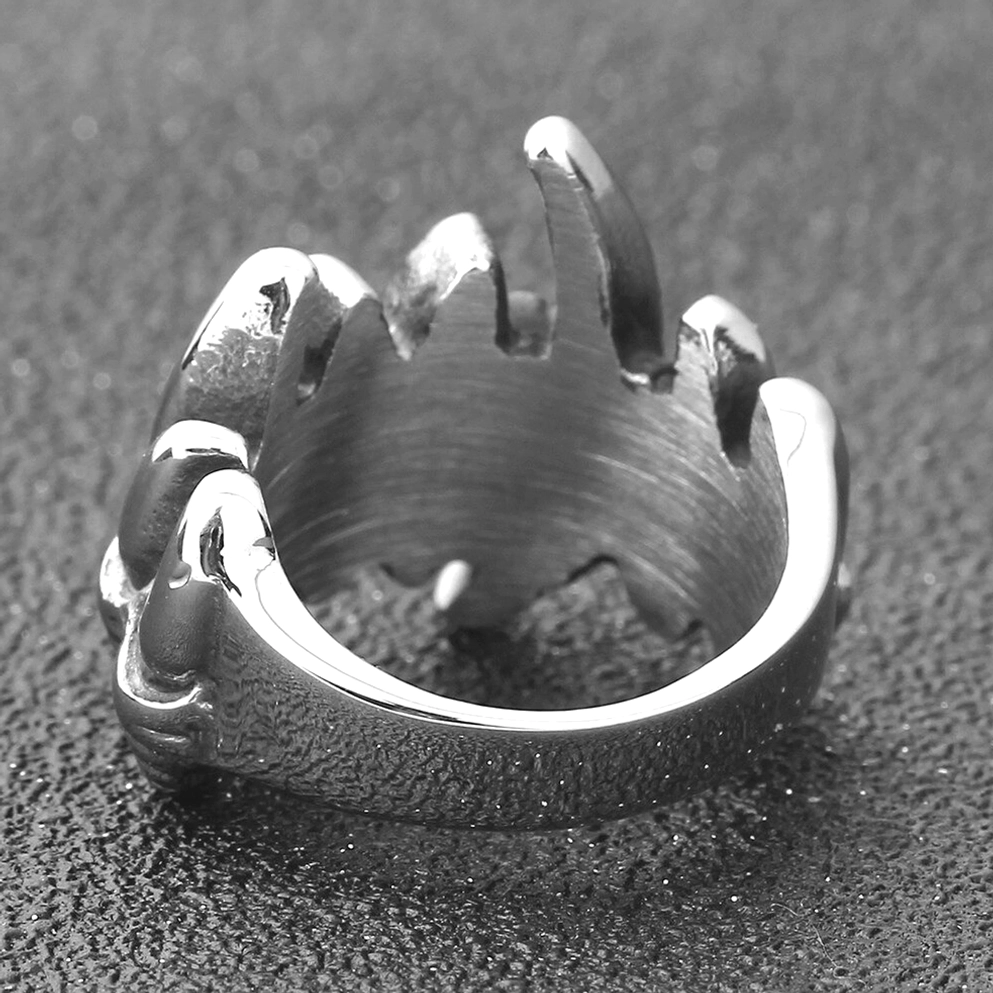 Seitenprofil des Wolfsklau-Rings mit geriffelt strukturiertem Band und silbernem Edelstahl-Finish