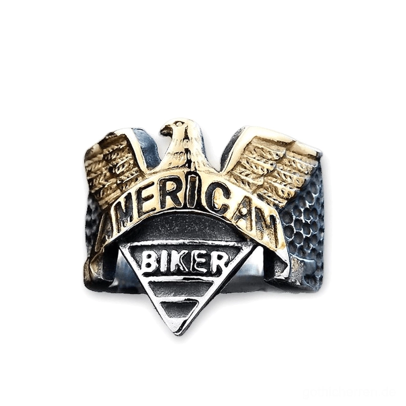 Zweifarbiger Gothic Adler Siegelring mit Goldadler und Silberband, gehämmerter Textur und graviertem Text auf weißem Hintergrund - Biker Statement Ring